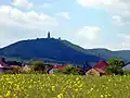 Der Kyffhäuser ist ein Berg. Dort hat man ein Denkmal für Kaiser Barbarossa gebaut.