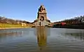 Das Völkerschlachtdenkmal ist 91 Meter hoch. Es liegt etwas außerhalb der eigentlichen Stadt Leipzig.