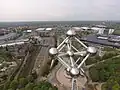 Im Hintergrund sieht man hier das Gebäude der Weltausstellung.