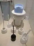 Wer hier zur Toilette will, muss erst einmal die Klobürsten zur Seite räumen.