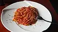 Spaghetti werden gerne mit Tomatensoße gegessen.