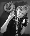 Ein Foto aus dem Jahr 1951 von einer Silvesterfeier mit Krim-Sekt, einem Schaumwein.