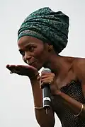 Die Sängerin Simphiwe Dana küsst in die Luft.