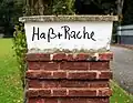 Am Kölner Fußballstadion hat jemand geschrieben: „Haß und Rache“. Das war wohl ein Hooligan.