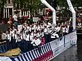 Auf der Parade von Homosexuellen macht auch die Polizei mit.