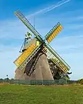 In solchen Windmühlen wurde früher Getreide zu Mehl gemahlen.