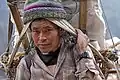 Die Sherpa sind ein Volk, das oft als Träger für Bergsteiger arbeitet.