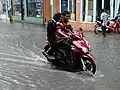 Eine überflutete Straßen auf Malé nach einem starken Regen