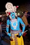 Ein Schauspieler in Indien: Er tanzt den Shri Krishna.