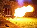Das Carbidschieten, ein Feuerbrauch mit lauten Knallern. Man kennt es in einigen Gebieten der Niederlande.