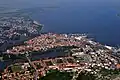 Von oben erkennt man die Lage der Stadt an der Ostsee.