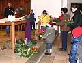 In einer Kirche in Oberösterreich werden diese Adventskränze geweiht.