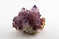 Der Amethyst ist eine Art, wie das Mineral Quarz aussehen kann.