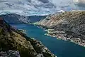 An der Küste gibt es nur sehr wenig flaches Land.