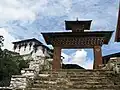 Das Eingangstor zu einem Dzong