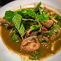 Ein Gericht in Vietnam mit Minz-Blättern
