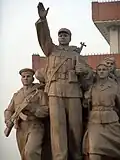 Diese Statue beim Mausoleum in Peking zeigt Mao, wie er eine Armee im Bürgerkrieg anführt.