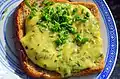 Schnittlauch auf einem Käsetoast