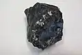Obsidian ist aus Lava entstanden und hart wie Glas.