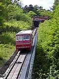 Bei Standseilbahnen werden die Fahrzeuge am Seil über Schienen gezogen.