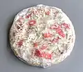 Eine gefrorene Pizza, noch in Plastik verpackt