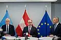 Links Van der Bellen, rechts der Bundeskanzler Karl Nehammer