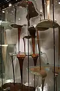 Flüssige Schokolade in einer Pâtisserie in den USA. Eine Pâtisserie ist ein Geschäft für feine Backwaren.