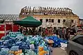Nach einem Tornado in der Tschechischen Republik: Menschen erhalten Wasser in Plastikflaschen.