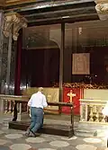 Ein Mann betet in der Grabtuchkapelle am Schrein, in dem das Tuch liegt.