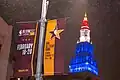 Das Logo des „All-Star Game“ vor einem angeleuchteten Hochhaus der Stadt Cleveland in den USA