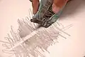 Mit Radier-Knetgummi kann man Flächen radieren und Geschriebenes heller machen.