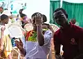 Hier in Ghana macht jemand gerade einen Augentest mit einem Augenarzt.