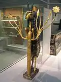 Diese Statue besteht aus Kupfer, Gold, Schalen von Muscheln und dem blauen Halbedelstein Lapislazuli.
