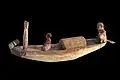 Eine Barke, also ein kleines Boot, das einen Verstorbenen transportiert. Holzfigur, fast 4000 Jahre alt.