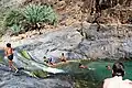 Schwimmen an einem Wasserloch beim Wadi Daerhu. Ein Wadi ist ein Tal, in dem es nur manchmal Wasser gibt.