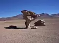 Durch Windschliff entstehen interessante Felsgebilde, zum Beispiel ein „Pilzfelsen“.