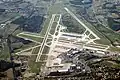 Der Flughafen Zürich liegt nördlich der Stadt auf dem Gebiet der Gemeinde Kloten.