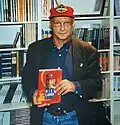Niki Lauda im Jahr 1996. In den Händen hält er sein Buch „Das dritte Leben“.