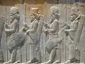 Soldaten mit Speeren, auf einem Relief der alten Perser