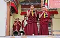 In Indien: Buddhistische Mönche spielen das Dungchen, ein Kupferhorn aus Tibet.