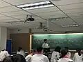 Jemand in Thailand erklärt etwas seinen Studenten. Auch eine Tafel ist ein Medium.