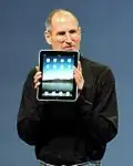 Steve Jobs mit dem iPad, im Jahr 2010