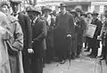 Foto als historische Quelle: Reichskanzler Wilhelm Marx steht beim Wählen einfach in der Schlange.