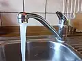 Mit dem Hebel am Wasserhahn stellen wir die Wassermenge und die -temperatur ein.