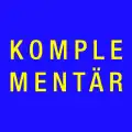 Die Fläche ist blau. Die Schrift ist in der komplementären Farbe Gelb.