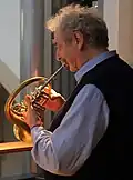 Spieler mit kleiner Piccolo-Trompete