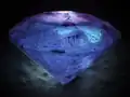 Ein Diamant, der mit ultraviolettem Licht angestrahlt wird