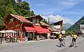 Radfahrer machen Pause in Cauterets in Frankreich.