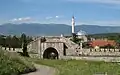 Der Eingang zur Festung und im Hintergrund eine Moschee