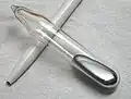 Glasgefäß mit flüssigem Quecksilber, dem einzigen Metall, das bei Raumtemperatur flüssig ist. Man hat es früher für Thermometer verwendet.